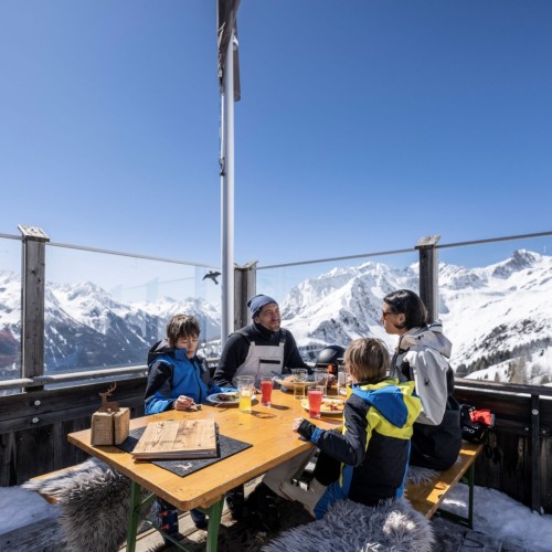 gasten in bergrestaurant op het terras