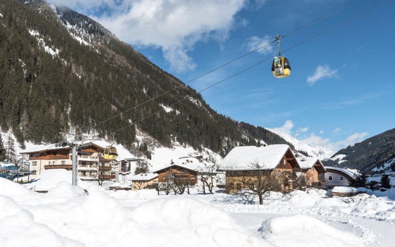 het dorp in de winter met skilift