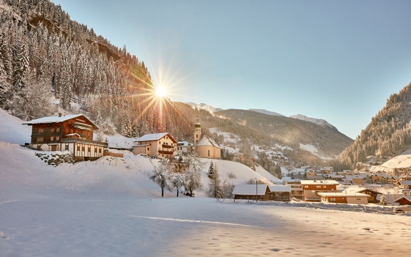 Dorp in de avondschemer