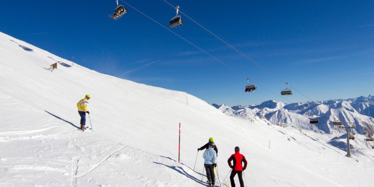 Skiërs op de piste van Ischgl